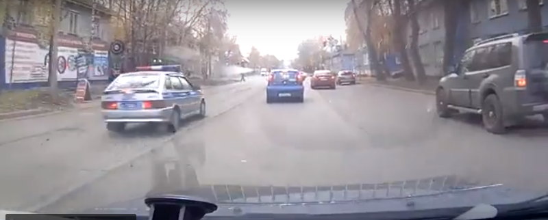 Появилось видео момента массового ДТП в Сыктывкаре с участием патрульной машины