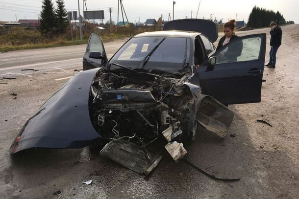 В Коми водитель без прав влетел в минивэн с пассажирами, пострадали двое (фото)