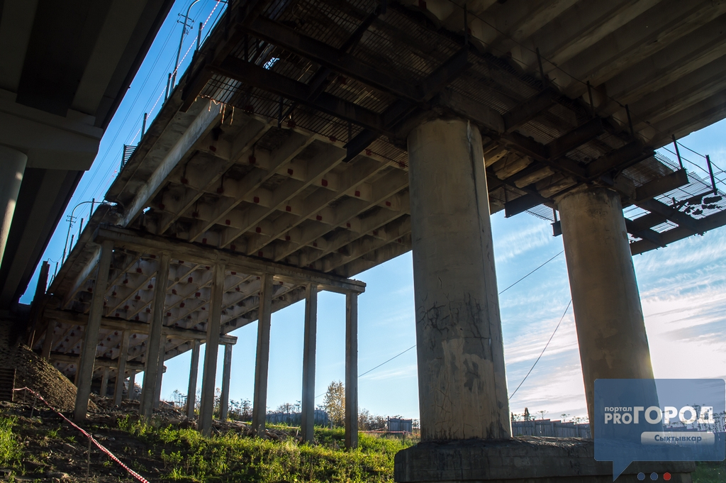 Фоторепортаж: как в Сыктывкаре рушат старый мост и строят новый