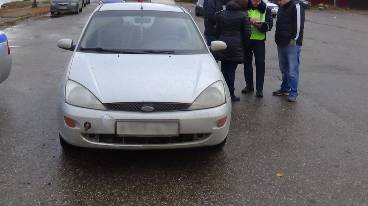 В Сыктывкаре автоледи на «Форде» сбила парня у военкомата (фото)