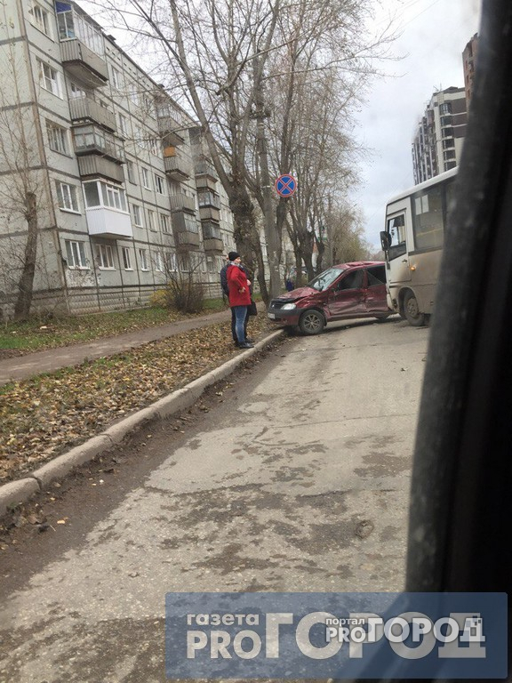 В Сыктывкаре в утренний «час пик» автобус №15 смял иномарку (фото)