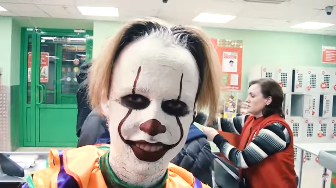 В Сыктывкаре в магазин пришел клоун Пеннивайз из фильма «Оно» (видео)
