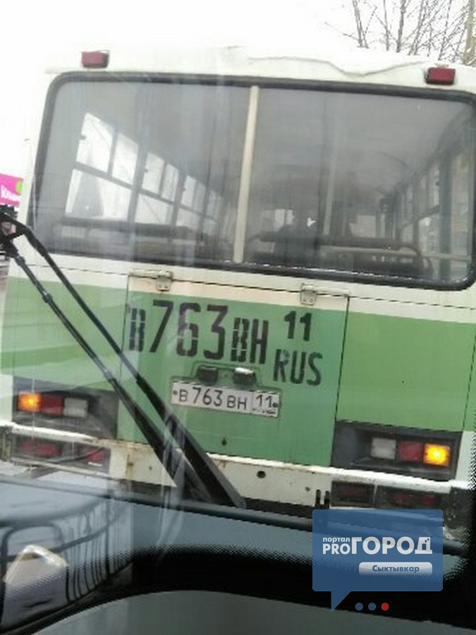 В центре Сыктывкара столкнулись два маршрутных автобуса (фото)