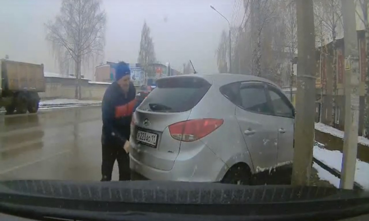 В Сети появилось видео про федерального судью Коми, который «паркуется как быдло»