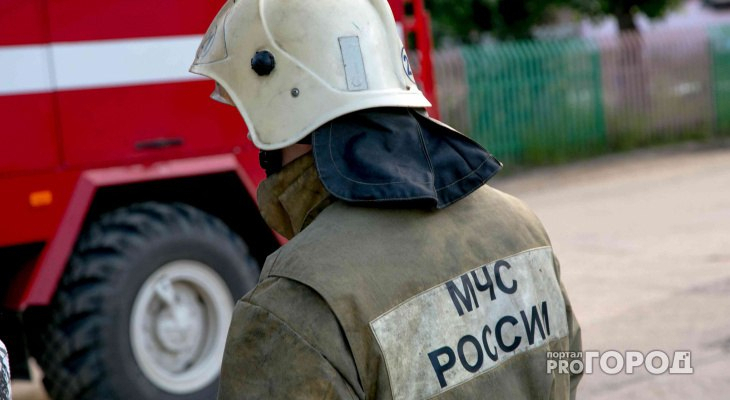 Сыктывкарку зажало автомобилем, когда она меняла резину