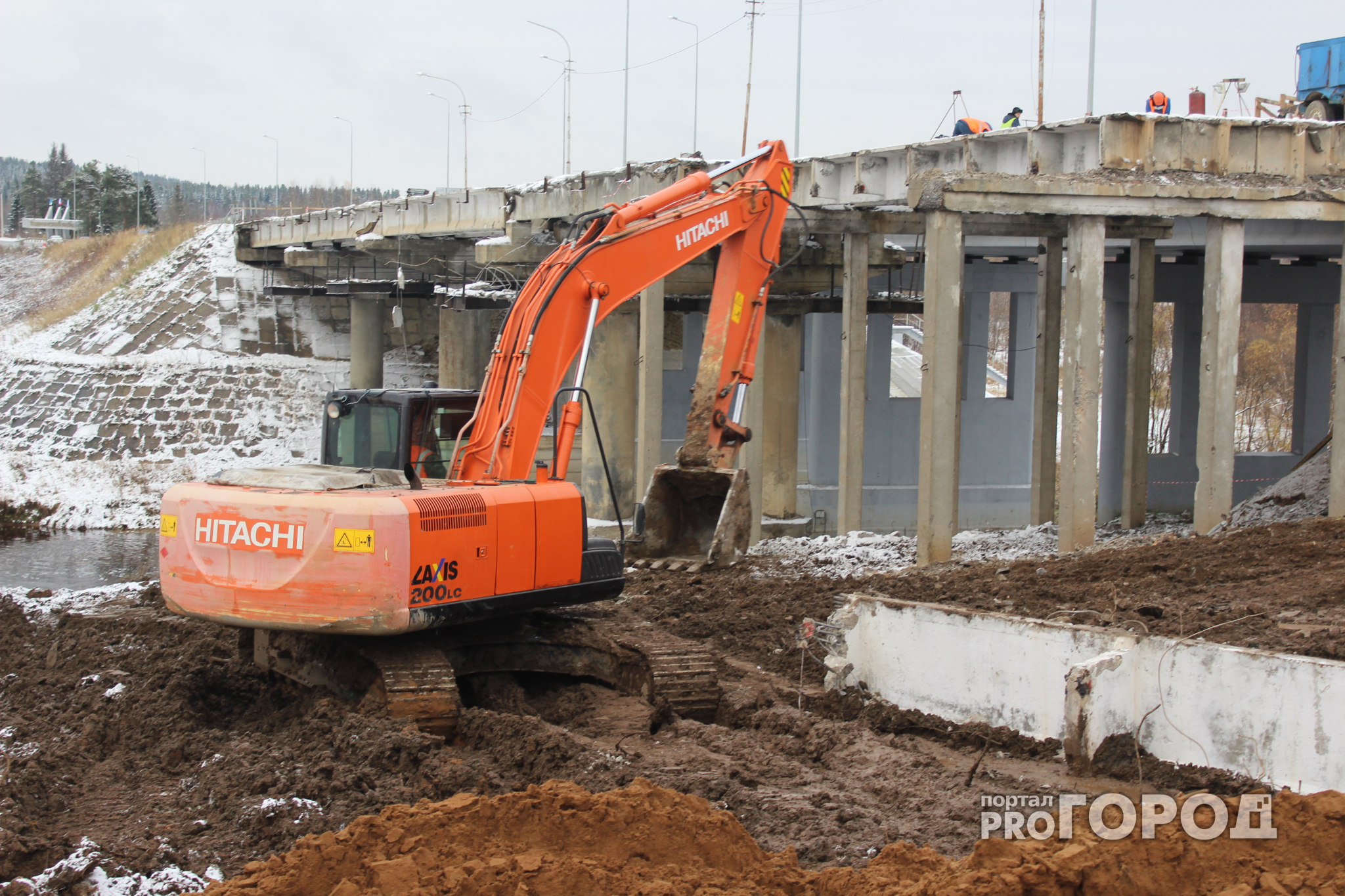 Мэр Сыктывкара лично проверил, как строится новый мост за 125 миллионов рублей