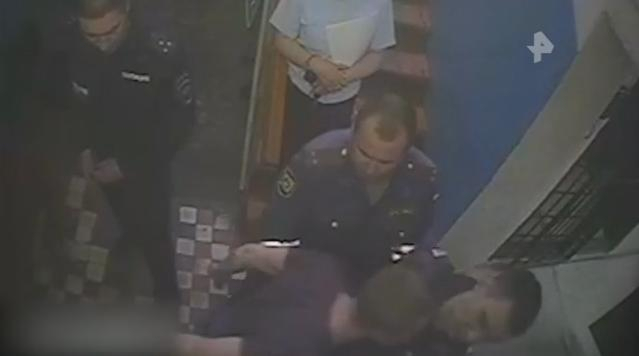 Пьяный житель Коми ударил головой полицейского и попал на РЕН ТВ (видео)