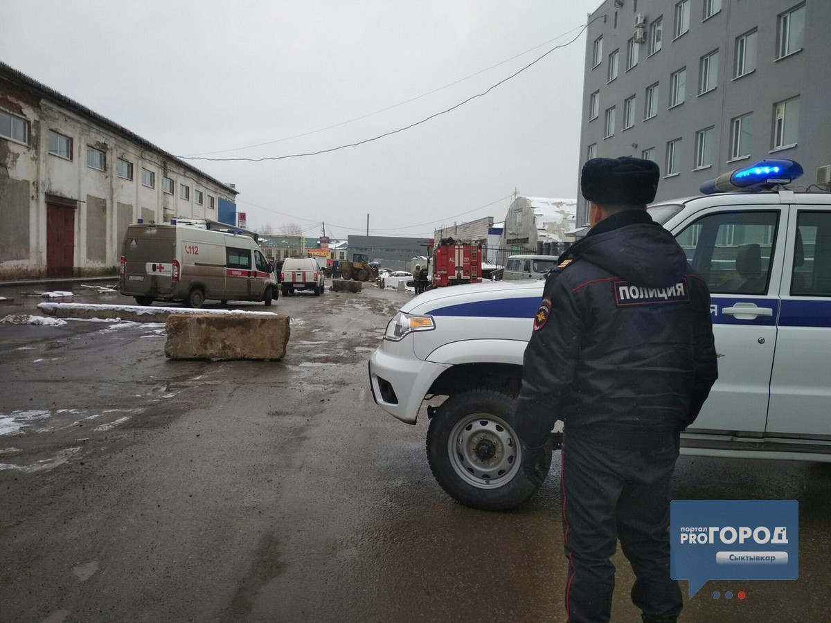 В Сыктывкаре экстренные службы оцепили торговый центр из-за бомбы в машине (фото)