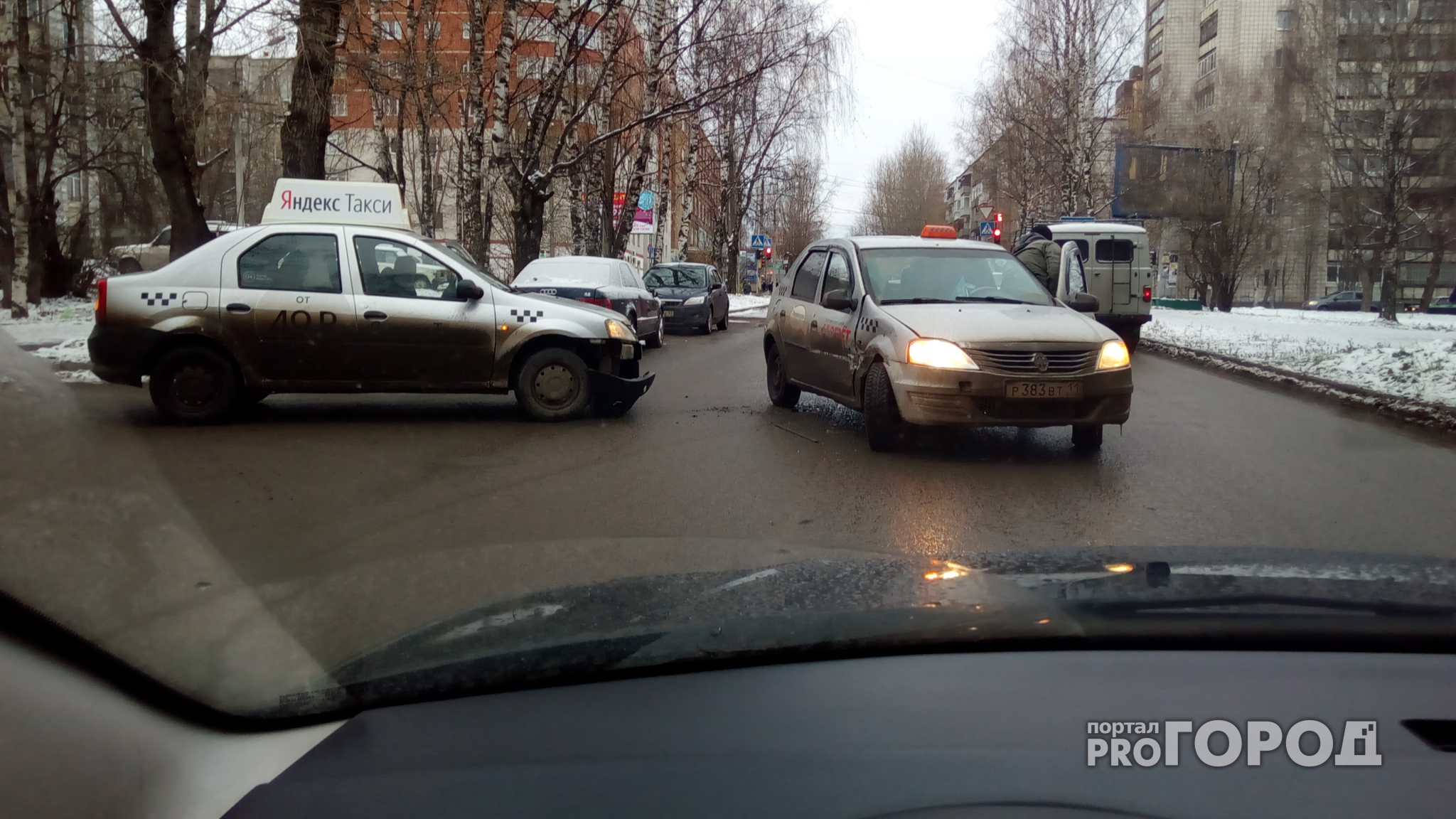 В Сыктывкаре столкнулись машины такси «Везет» и «Яндекс.Такси» (фото)