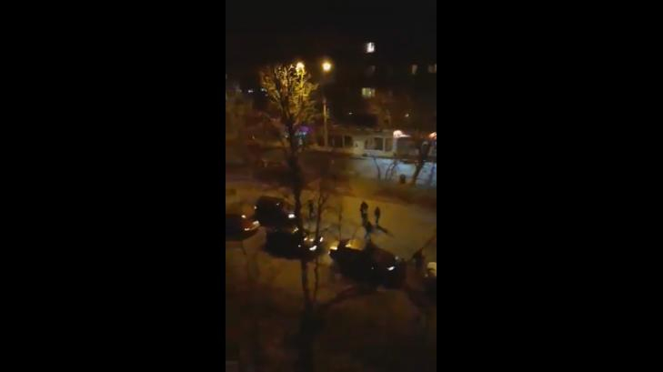 В Коми парни мешали движению машин танцами посреди дороги (видео)