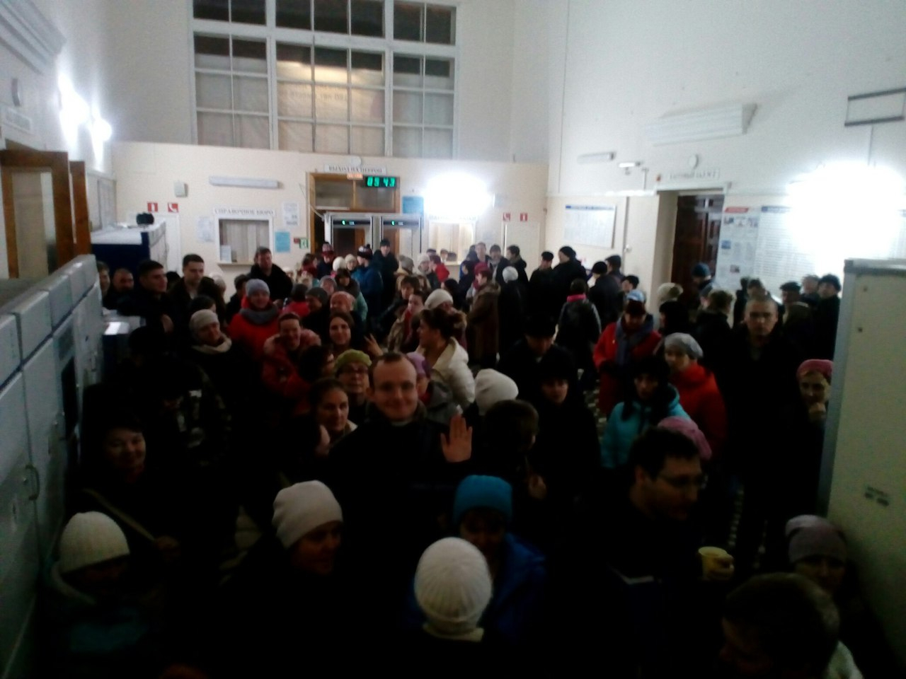 В Сыктывкаре толпа людей штурмовала вокзал ради безлимитных проездных (видео)