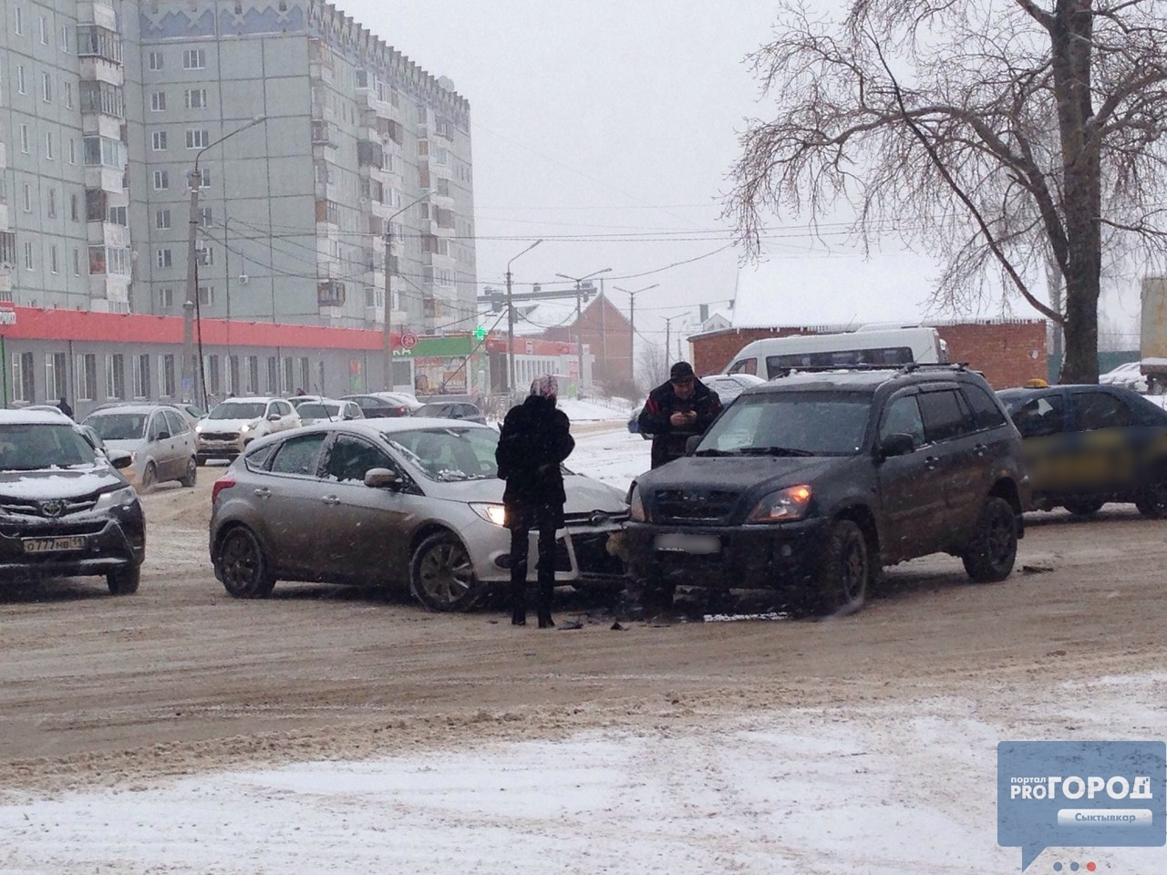 В утренний час пик в Сыктывкаре произошло ДТП, машины встали в пробке (фото)