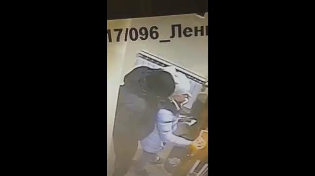 В Коми грабитель напал на женщину прямо в отделении банка (видео)