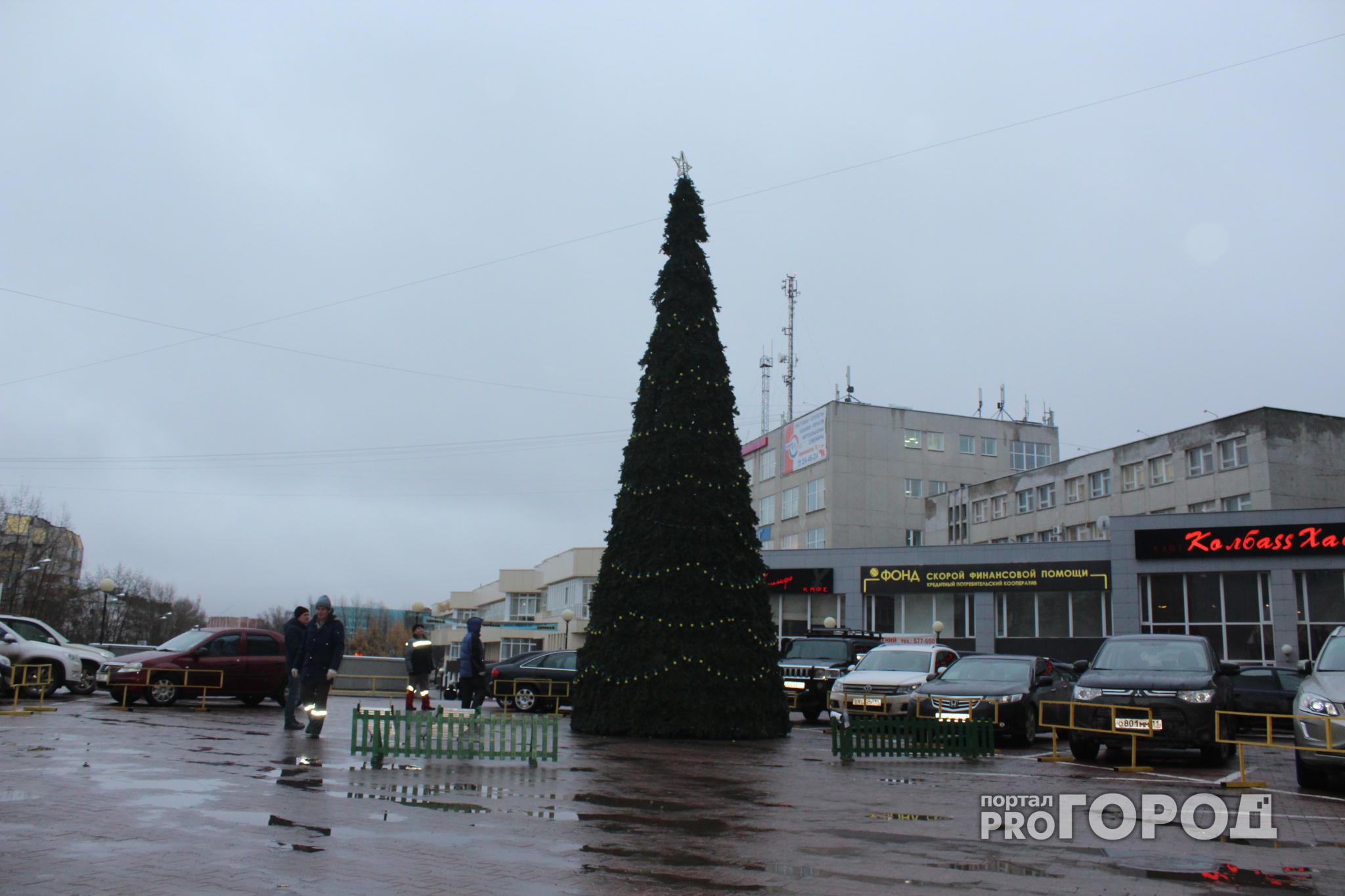 Сыктывкарцы пляшут возле первой новогодней елки города