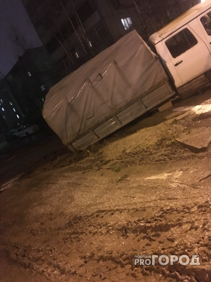 В Сыктывкаре грузовой автомобиль увяз в грязи (фото)