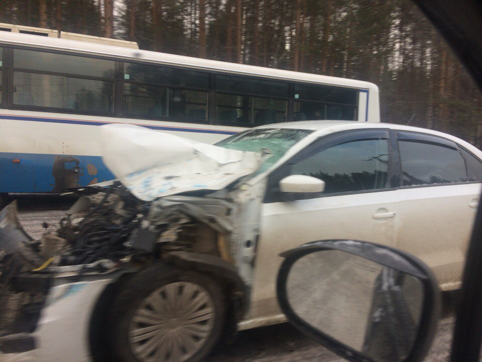 В Сыктывкаре в утренний час пик «Фольксваген» протаранил пассажирский автобус (фото)
