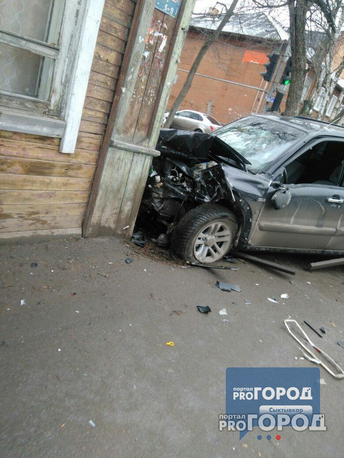 В ДТП в Сыктывкаре, в котором внедорожник протаранил стену дома, пострадала беременная женщина