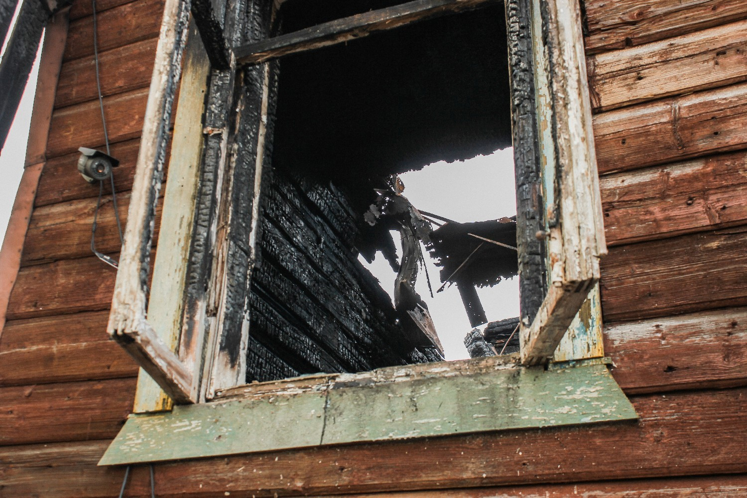 В Сыктывкаре поздно вечером из-за поджога загорелся жилой дом