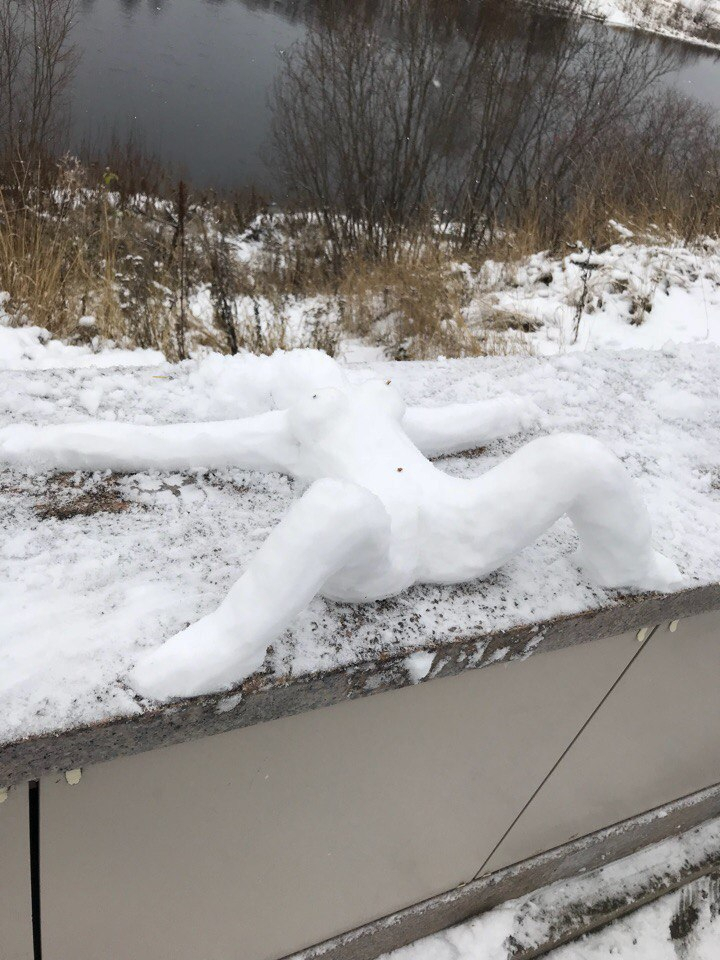В Коми возле «Вечного огня» появилась фигура женщины из снега в неприличной позе (фото)
