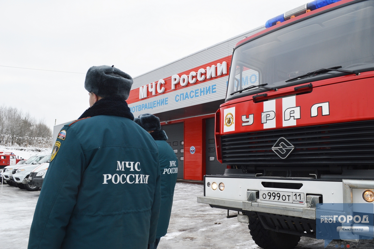 В Сыктывкаре сотрудники МЧС показали, как зимой будут спасать утопающих (фото)