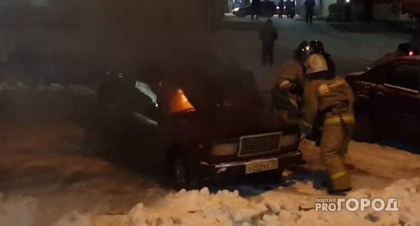 В Сыктывкаре возле торгового центра вспыхнул ярким пламенем легковой автомобиль (видео)