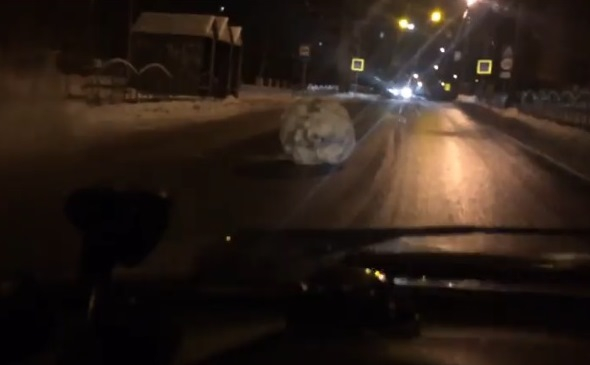 В Сыктывкаре прямо на проезжей части перед водителями возник огромный валун (видео)