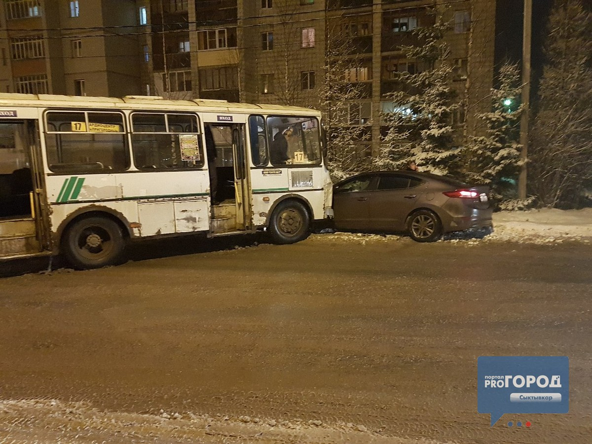В Сыктывкаре маршрутный автобус протаранил иномарку (фото)