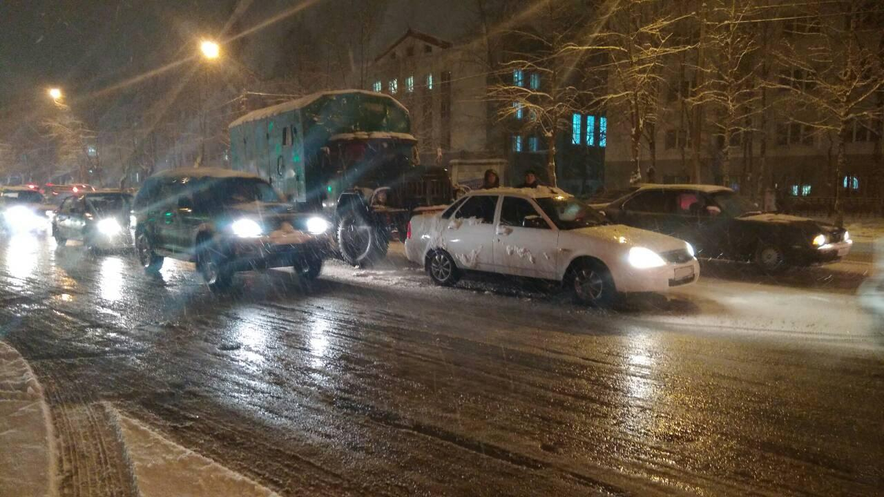 Из-за снегопада движение на сыктывкарских улицах встало