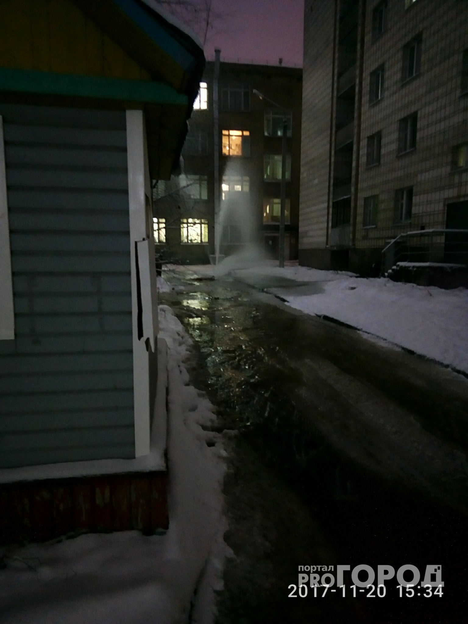 В Сыктывкаре возле университета из-под земли бил мощный фонтан (фото)