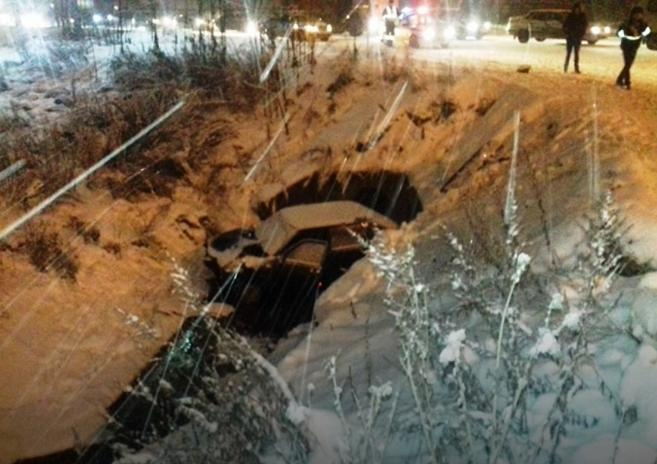 В Сыктывкаре в сильный снегопад «ИЖ» вылетел с дороги в глубокую яму