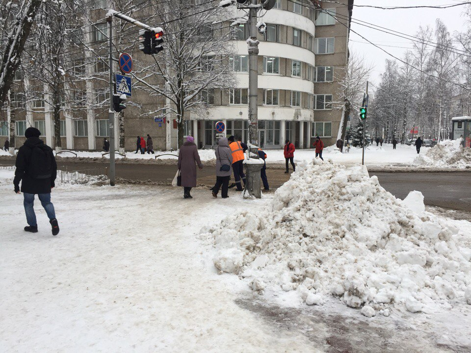 Как Сыктывкар вычищали после первого крупного снегопада: сводка с места действий (фото, видео)