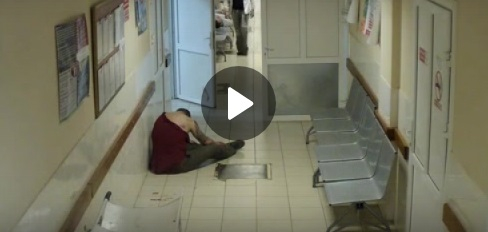 Мужчина умирал прямо на полу больницы, но врачи не обращали на него внимания (видео)