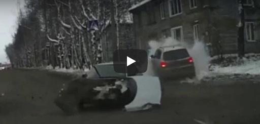 Появилось видео момента ДТП в Сыктывкаре, где кроссовер на полном ходу вылетел на тротуар