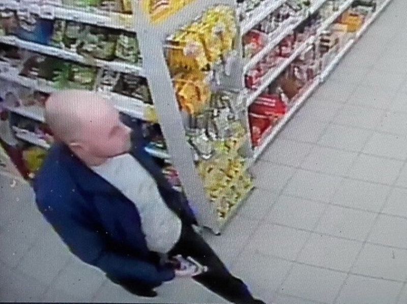 В Сыктывкаре полицейские ищут по видео мужчину, который украл в магазине алкоголь