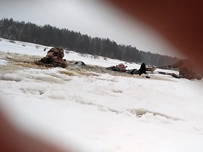 В Сети появилось видео спасения рыбаков из Коми, которые провалились под лед