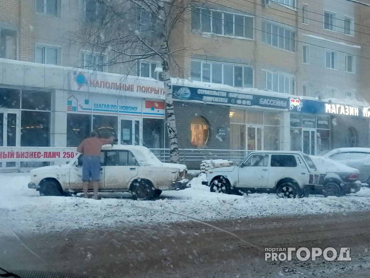 В Сыктывкаре мужчина чистил машину от снега топлесс (фото)