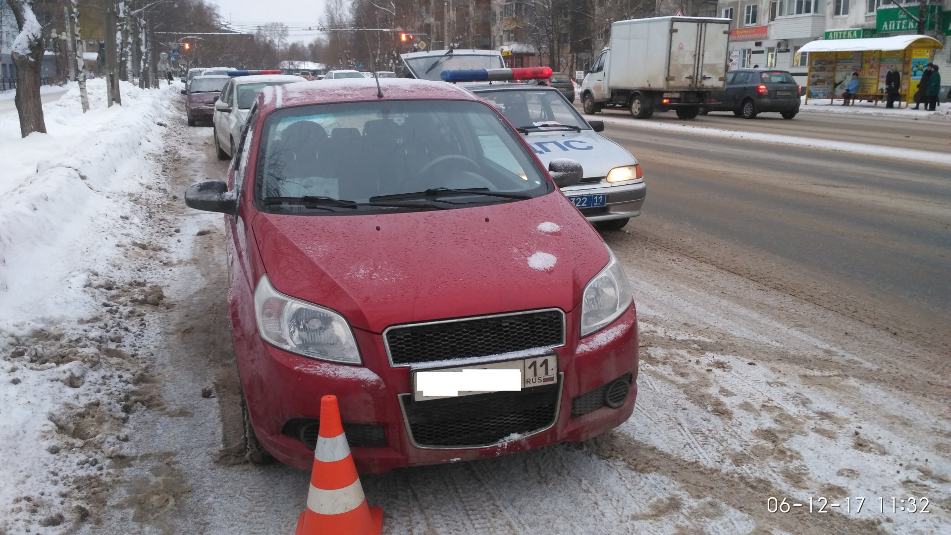 В Сыктывкаре около СГУ водитель на «Шевроле» сбил мужчину и уехал с места ДТП