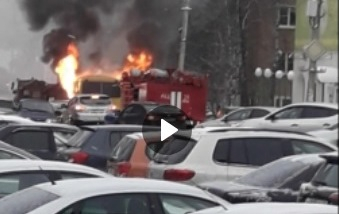 Очевидцы опубликовали видео того, как в Ухте на ходу загорелся автобус