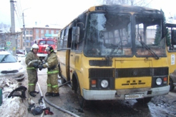 В Коми на ходу загорелся автобус