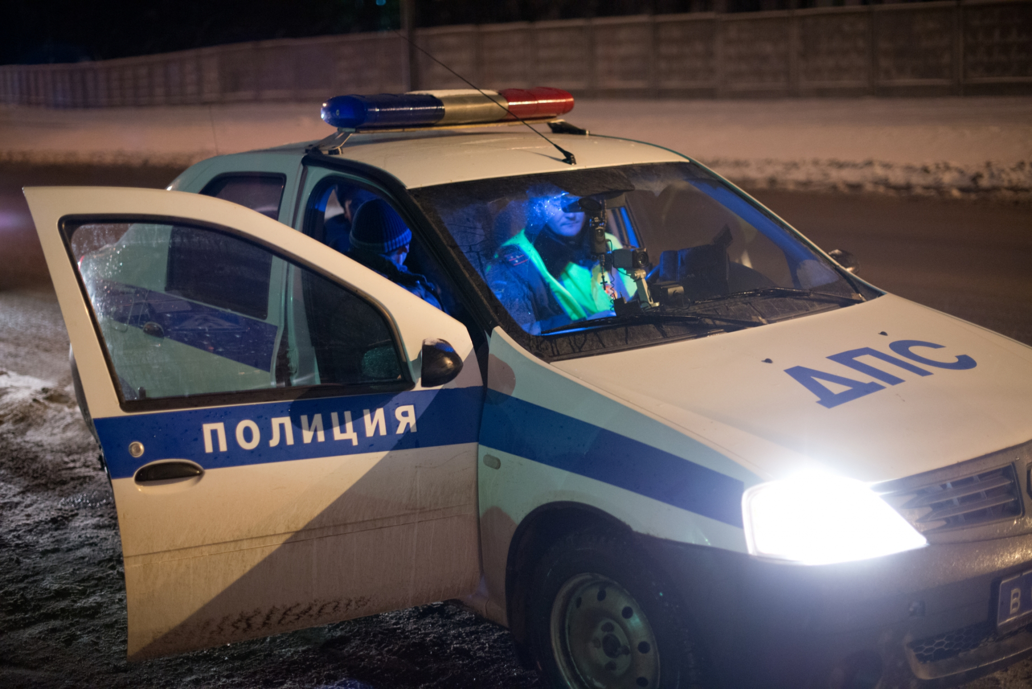 На ночной дороге в Сыктывкаре столкнулись снегоуборщик и «Митсубиси»