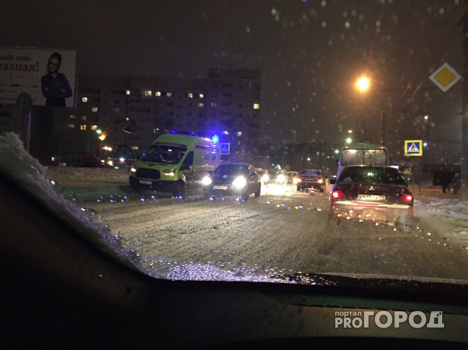 В Сыктывкаре водитель на Mitsubishi Lancer сбил девушку на пешеходном переходе (фото)