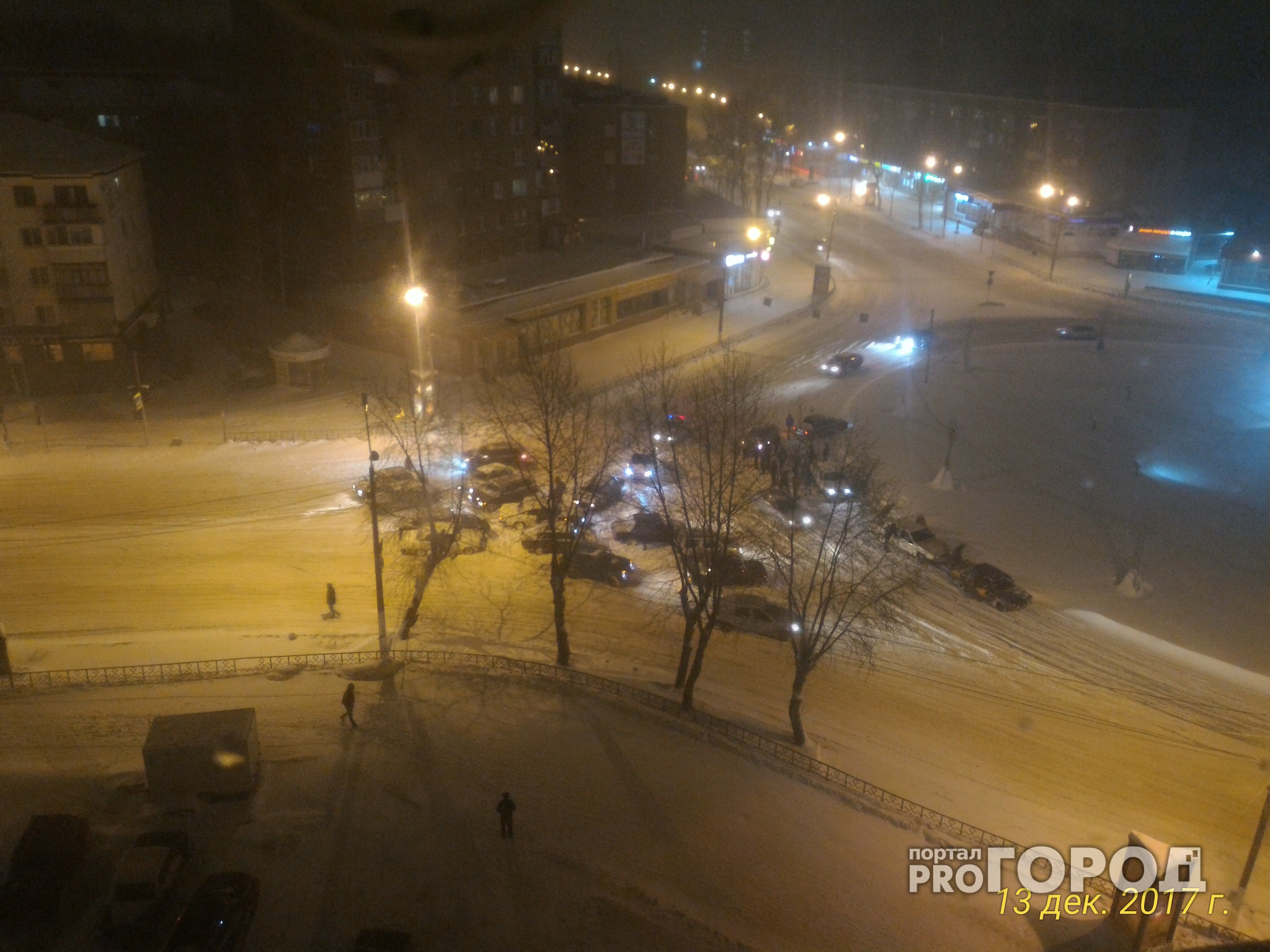 Ночью в Сыктывкаре больше двадцати автомобилей заблокировали «кольцо» (фото)