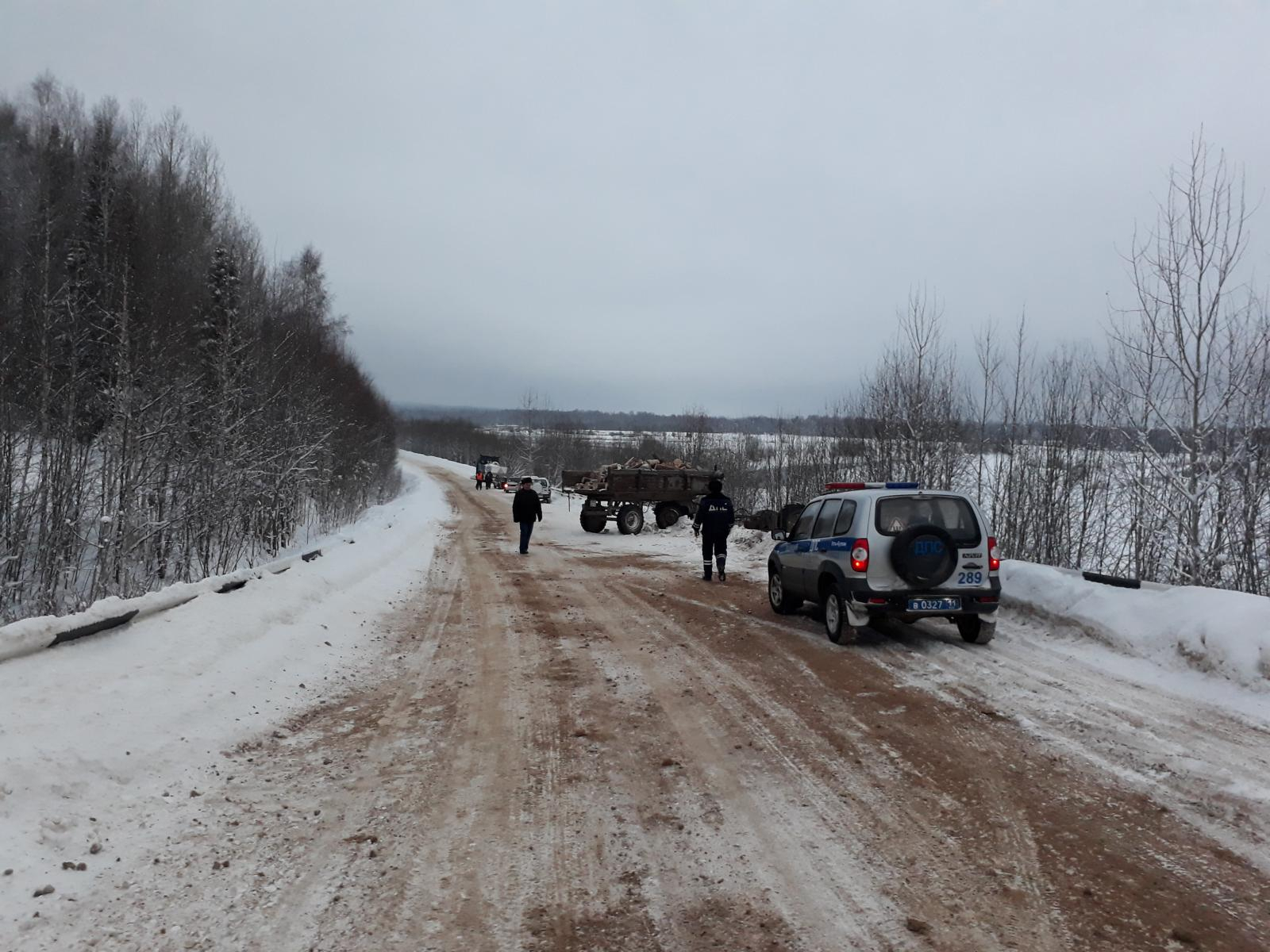 В Коми перевернулся трактор районной администрации (фото)