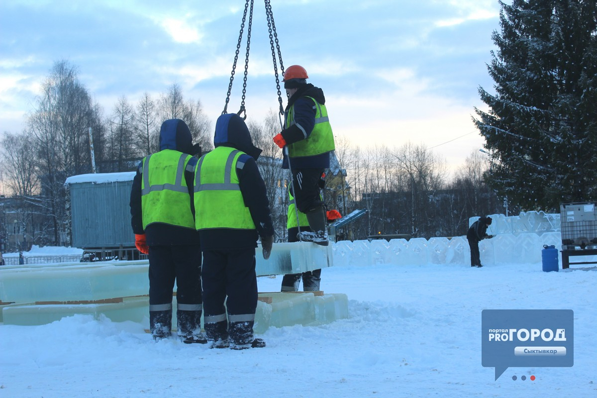 Репортаж из новогоднего городка на площади в Сыктывкаре: рабочие катаются на льдинах, как на качелях