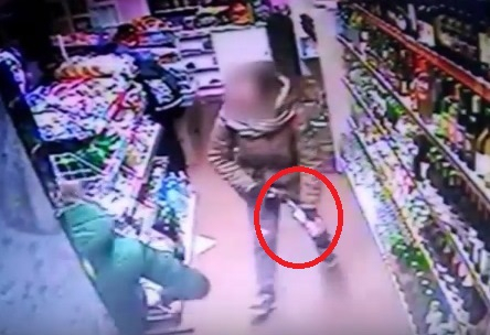 Камера наблюдения засняла, как подростки неумело воруют водку в магазине Сыктывкара