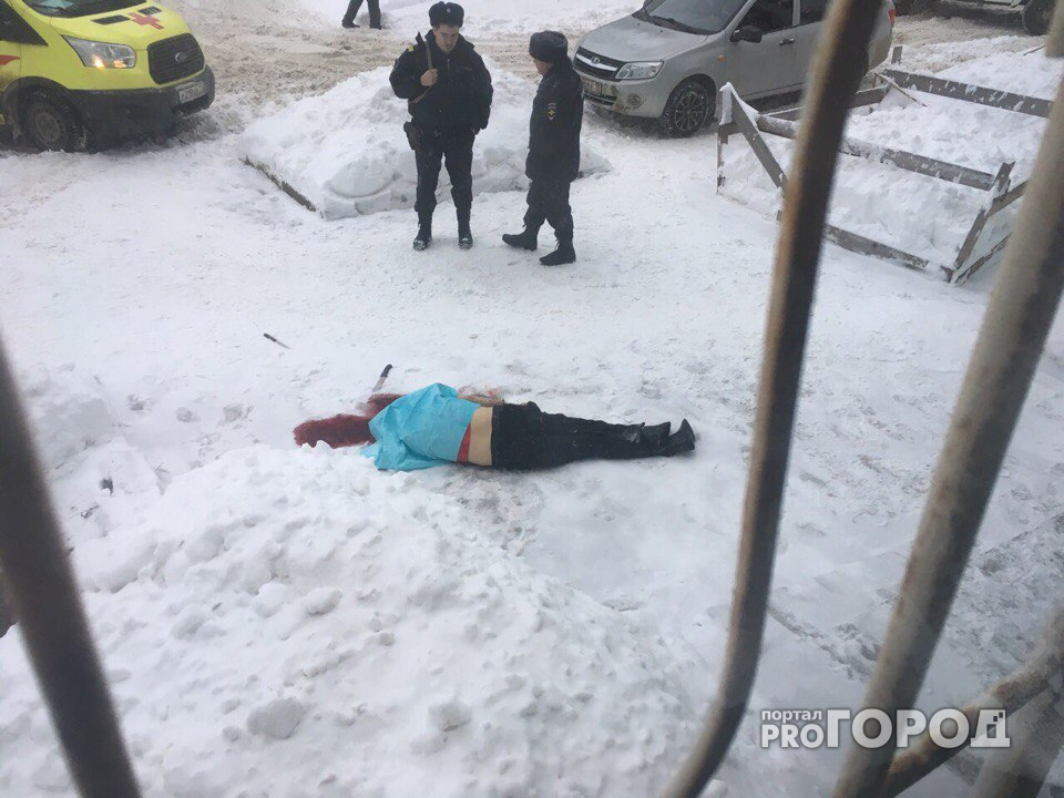 В Сыктывкаре прохожие нашли мужчину, которого зарезали и выкинули из окна (фото)