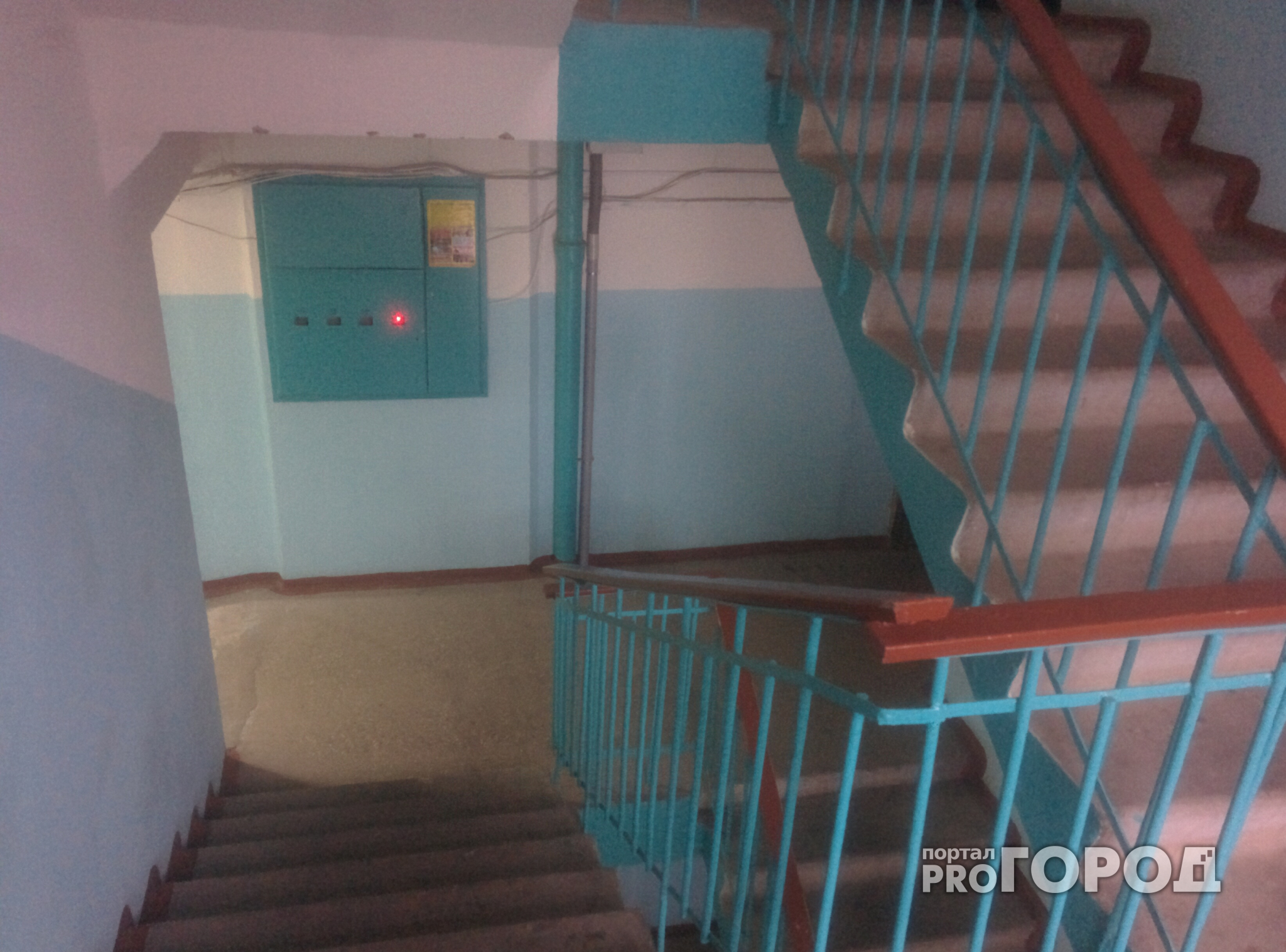 В Коми пьяная женщина скончалась, упав с лестницы в подъезде