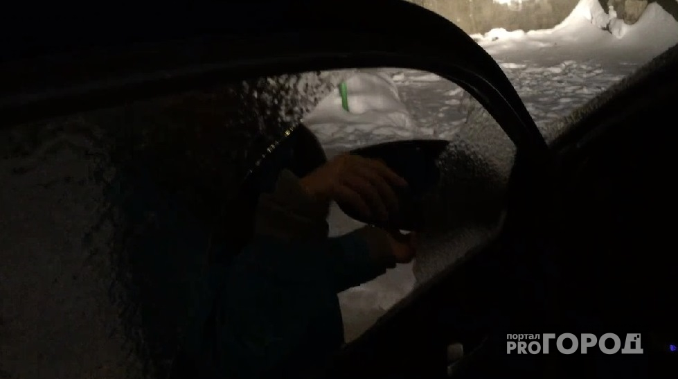 Сыктывкарец снял на видео, как его дочь разбивает окно машины