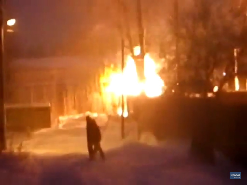 В Сыктывкаре улицу охватило пламя из-за прорыва газа (видео, фото)