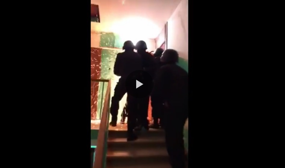 В Сыктывкаре на наркопритон в жилом доме устроили облаву (видео)